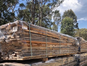 42 mm x 150 mm x 2400 mm Unbesäumtes Brett Mugga-Eukalyptus