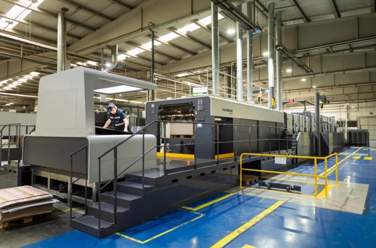 Hinojosa installs innovative printer with double varnish tower at Valladolid plant in Spain