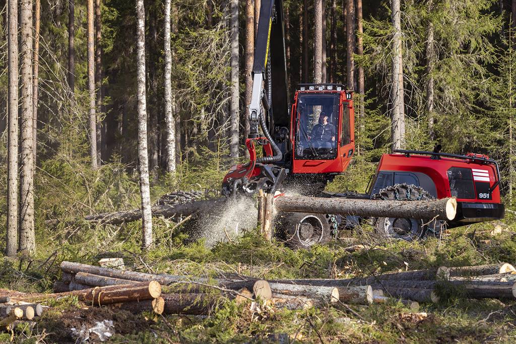 Komatsu upgrades C144 harvester