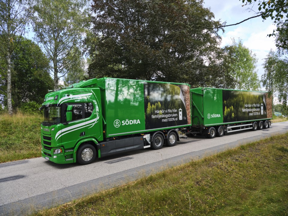 Södra"s new electric wood chip truck goes into operation