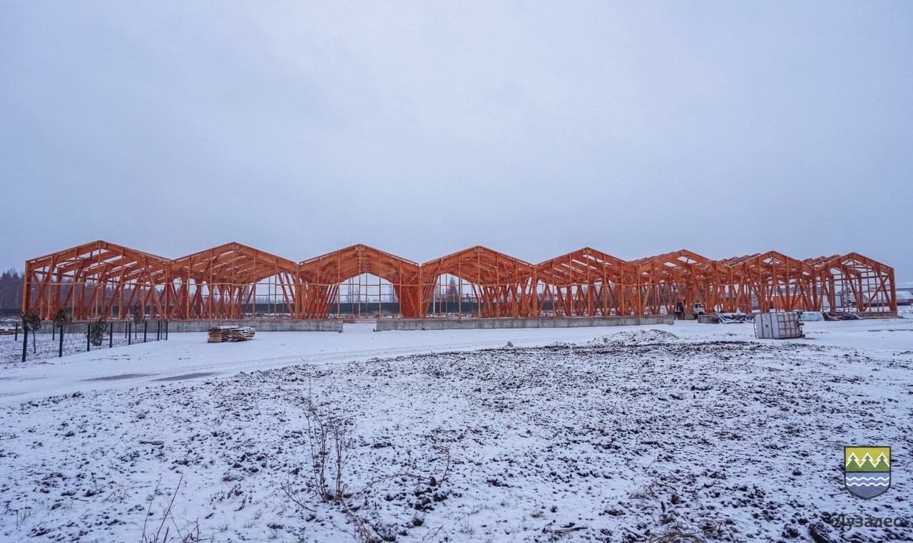«Лузалес» строит теплицу из клееного бруса