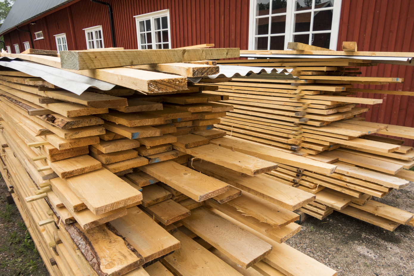 In February, price for lumber imported to United Kingdom slides 1.2%