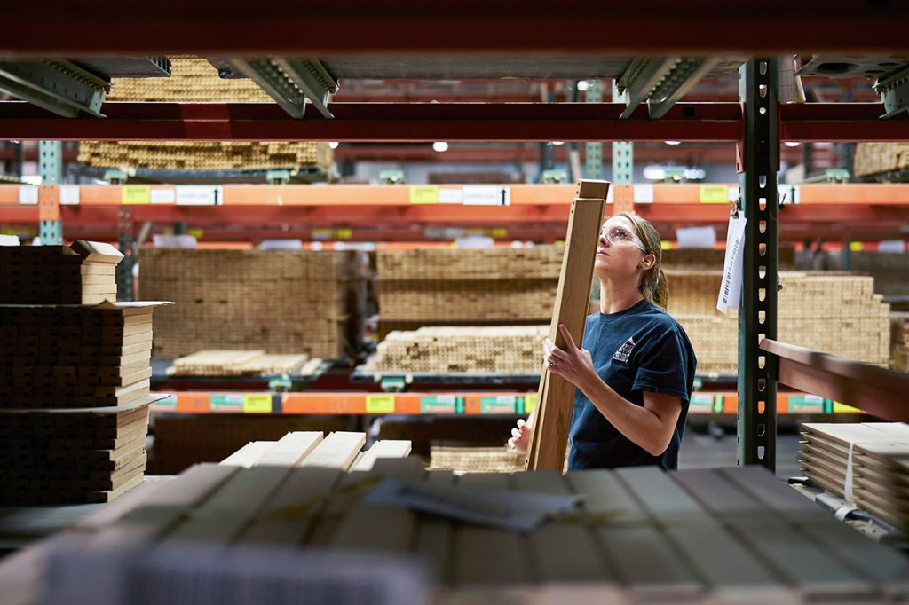 В 3 кв. 2025—2026 финансового года продажи American Woodmark Corporation снизились на 18%