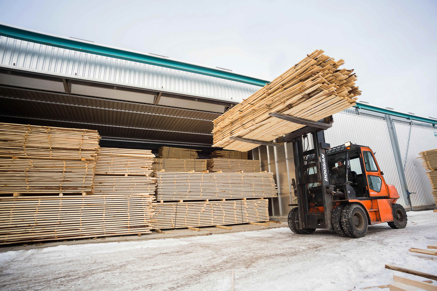 Canada wood products mills lift capacity use by 3.4 points in February