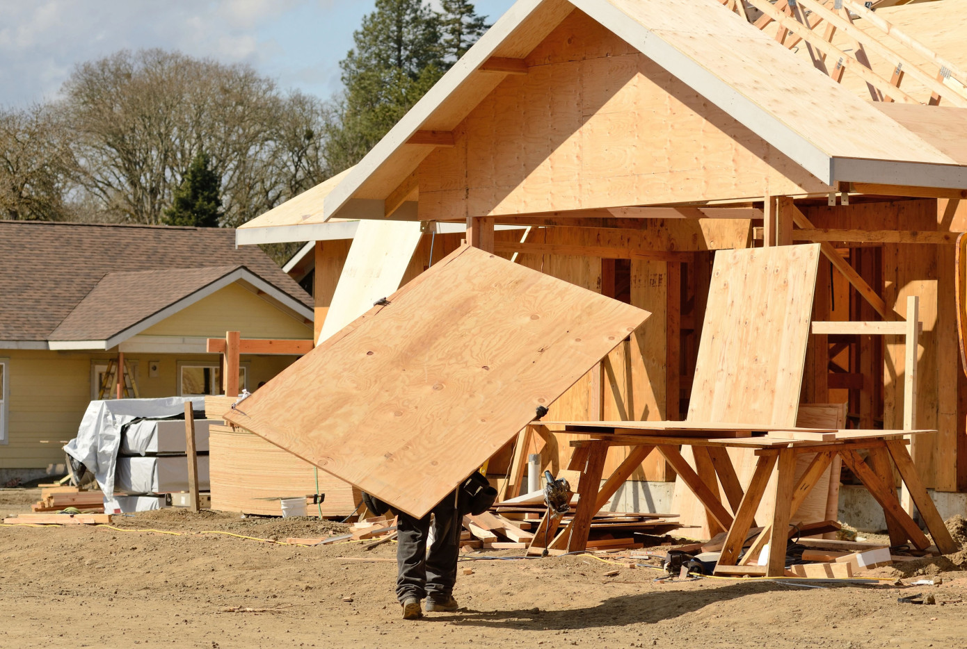 Building permits in Canada fall 1.2% in August