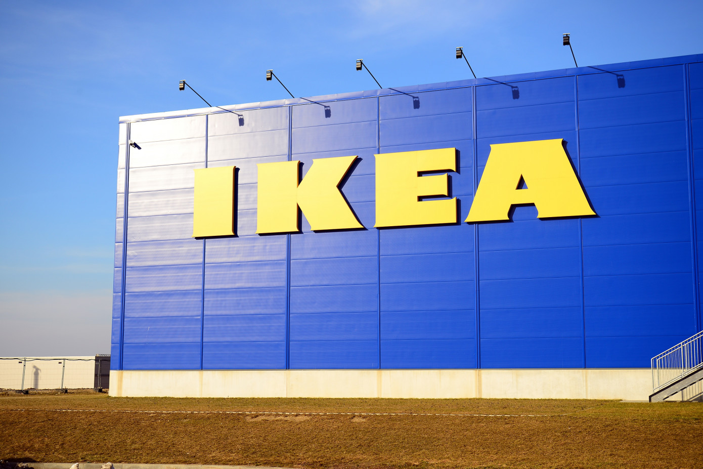 IKEA закрывает магазины и прекращает закупки в России и Беларуси