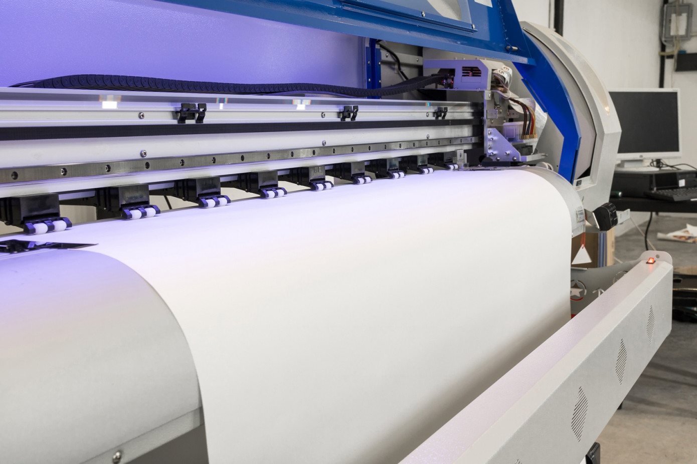 U.S. total printing-writing paper shipments down 1% in February