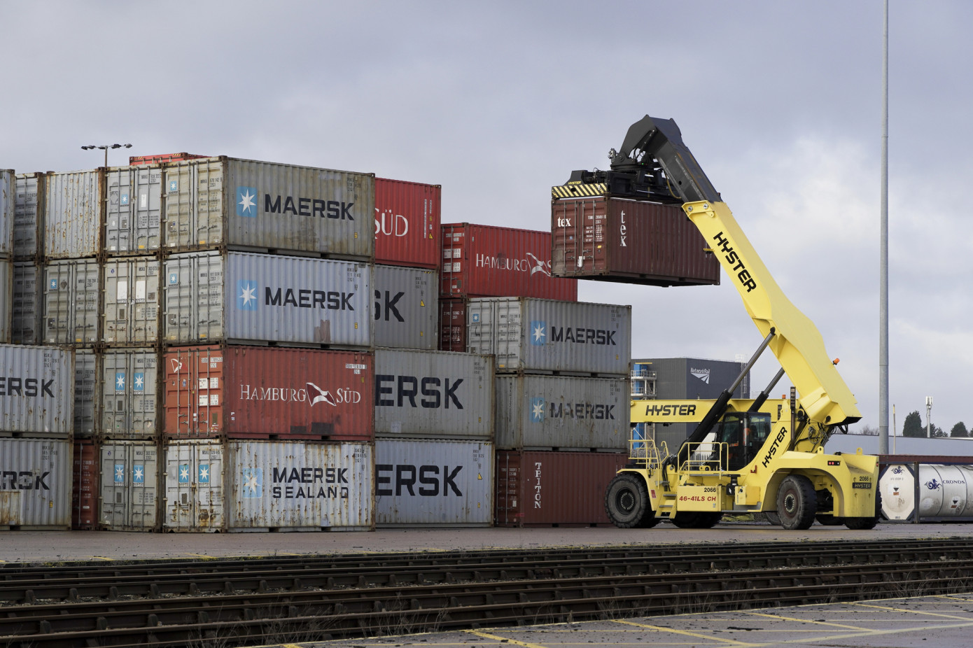 U.S. GDP drops 0.3% in Q1 2025 as imports rise and government spending falls