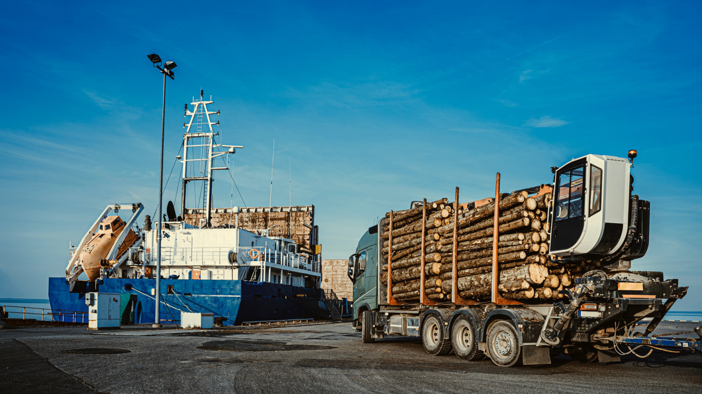 In October, price for logs exported from New Zealand slips 1.5%