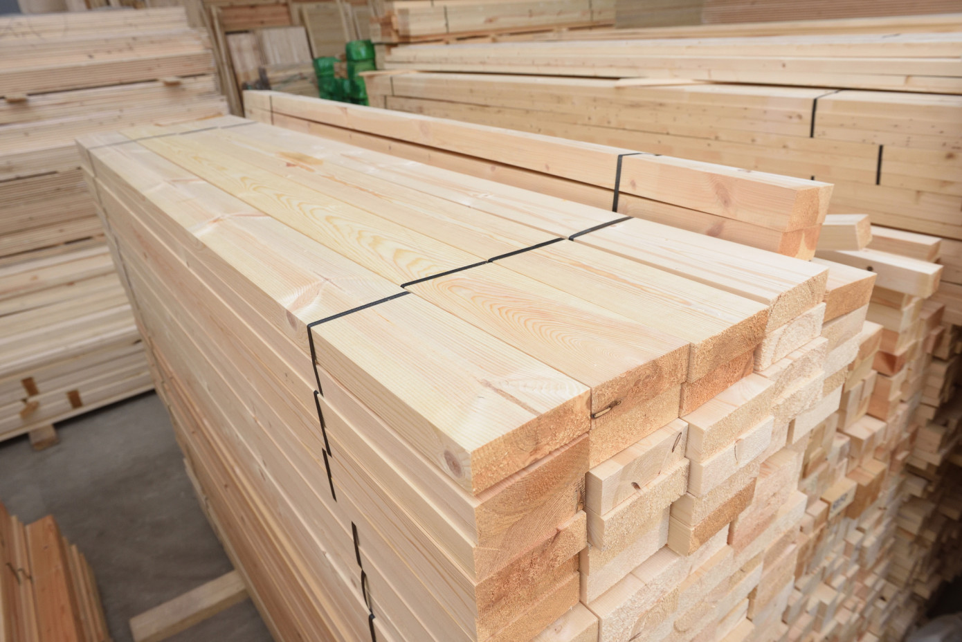 Interfor raises Q4 lumber production cut to 250 million board feet from 145 million