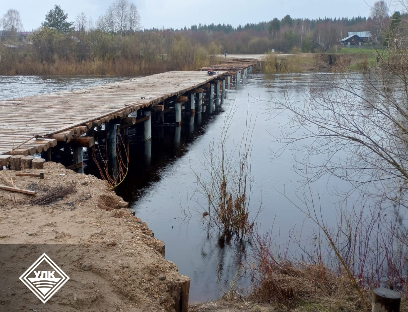 Вельский леспромхоз строит деревянный мост в Архангельской обл.
