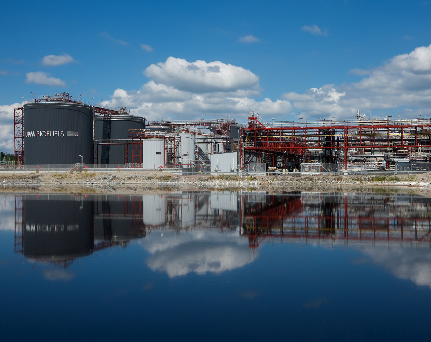 На специализированном заводе UPM ежегодно производится 160 млн литров дизельного биотоплива и биоматериалов