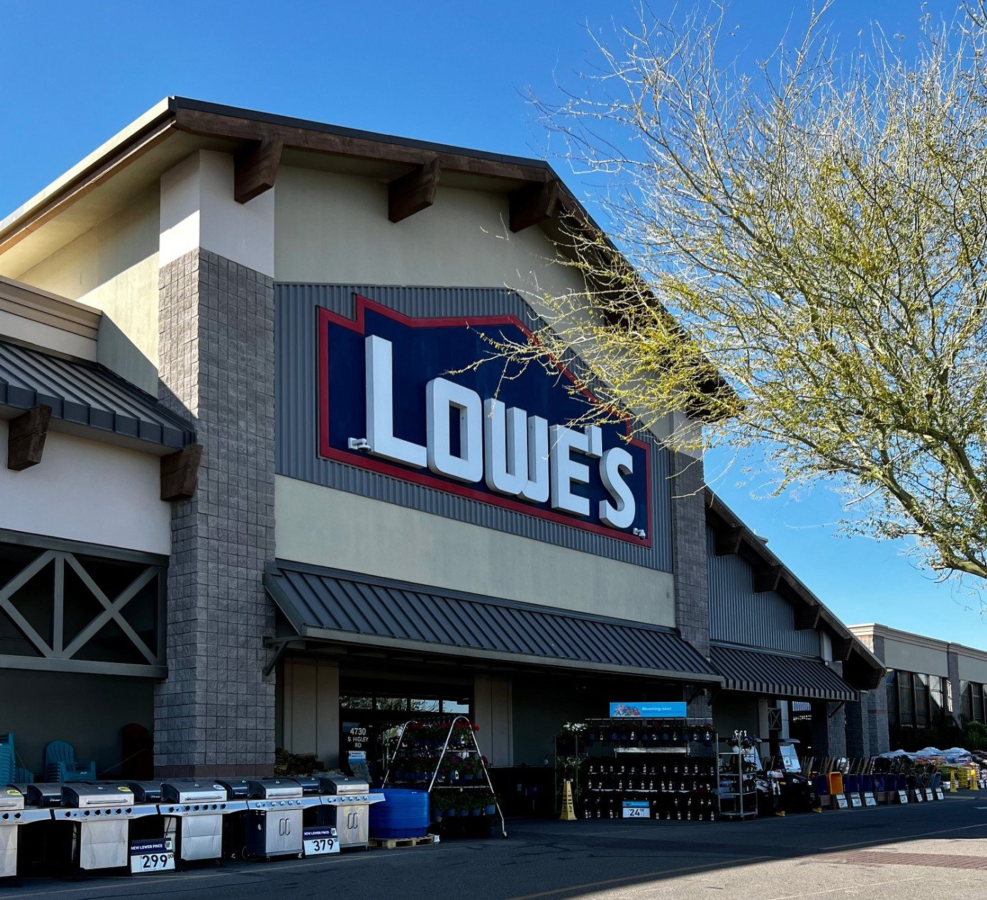 Lowe’s reports 1Q comparable sales decrease 4.3%, driven by lumber deflation, weather and lower DIY discretionary sales
