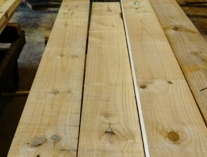 50 mm x 200 mm x 2440 mm  Eingefasstes Brett Taeda Pine R/S KD