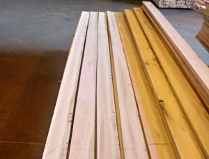 25 mm x 150 mm x 4000 mm  Eingefasstes Brett Eukalyptus R/S KD