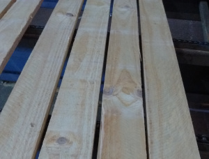 50 mm x 200 mm x 2440 mm  Eingefasstes Brett Taeda Pine R/S KD