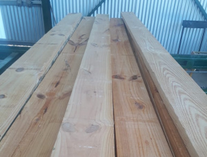 38 mm x 200 mm x 3660 mm  Eingefasstes Brett Taeda Pine R/S KD