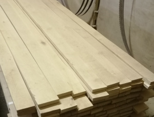 28 mm x 135 mm x 3005 mm KD R/S  Birch Lumber