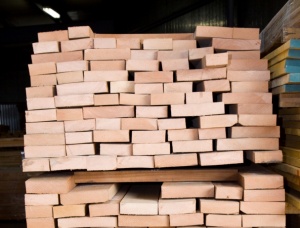 30 mm x 250 mm x 3200 mm  Eingefasstes Brett Eiche KD