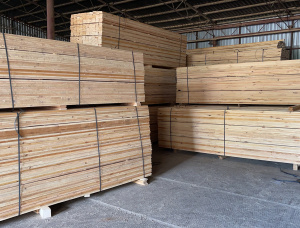 25 mm x 150 mm x 4000 mm 热处理建築材松木