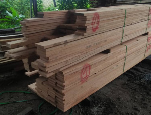 35 mm x 85 mm x 1800 mm  Eingefasstes Brett Kempas (Tulang) S4S KD