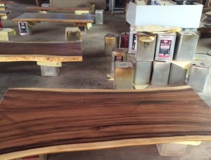 60 mm x 1800 mm x 1800 mm Tischplatte mit Baumkante Massivholz Robinie (Falsche Akazie)