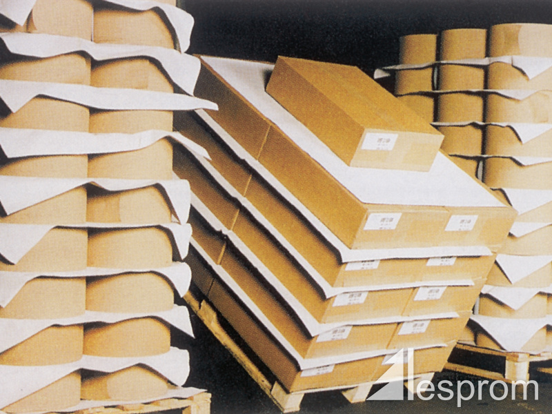 Non-slip sheets from paper or corrugated cardboard