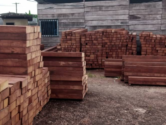 100.5 mm x 200.5 mm x 3000 mm  Eingefasstes Brett Iroko (Mvuli S4S AD