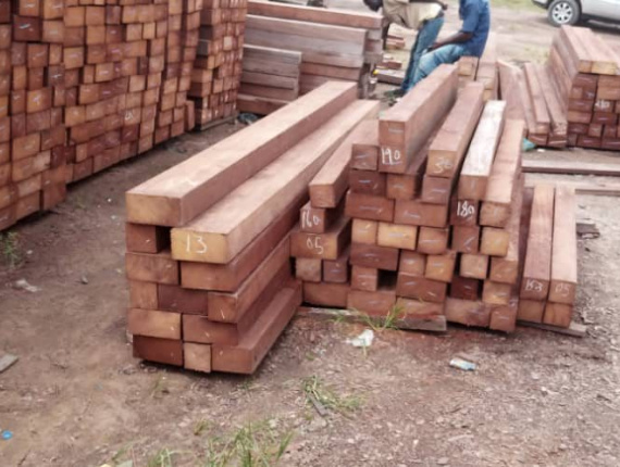 130.5 mm x 130.5 mm x 3000 mm  Eingefasstes Brett Iroko (Mvuli S4S AD