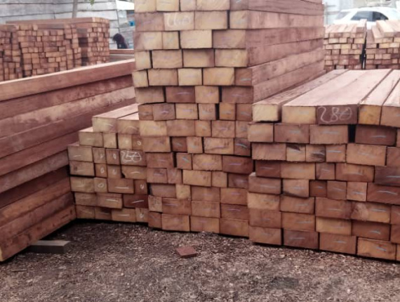 100.5 mm x 130.5 mm x 3000 mm  Eingefasstes Brett Iroko (Mvuli S4S AD